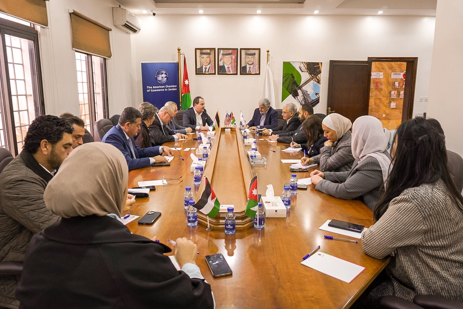 بحث سبل تطوير الخدمات الاستثمارية وتعزيز التعاون بين جمعية المستثمرين الأردنية وغرفة التجارة الأمريكية